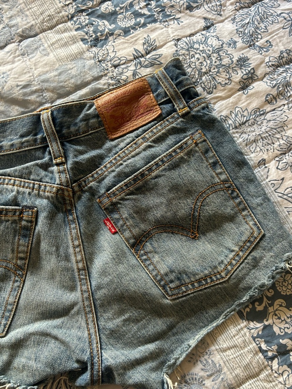VINTAGE LEVI MINI SHORTS - Picture 3 of 4